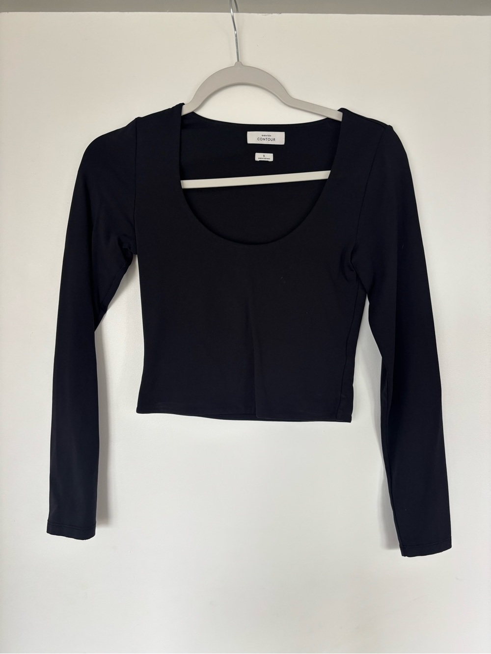Babaton Black Scoop-Neck Long-Sleeve Crop Top